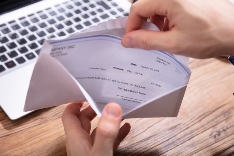 Why Your Business Needs a Receipt Tracking App Like ExpenseVisor